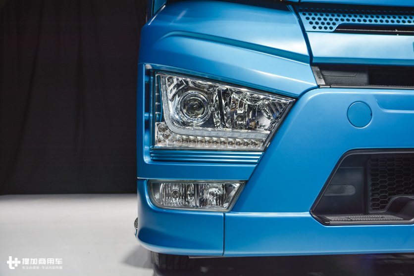 您能想到的配置它都有，原厂磨砂漆面最抢眼，高配版解放J7重卡实拍 - 第2张