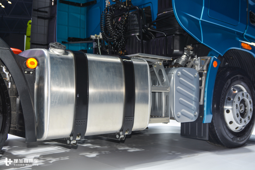 您能想到的配置它都有，原厂磨砂漆面最抢眼，高配版解放J7重卡实拍 - 第6张