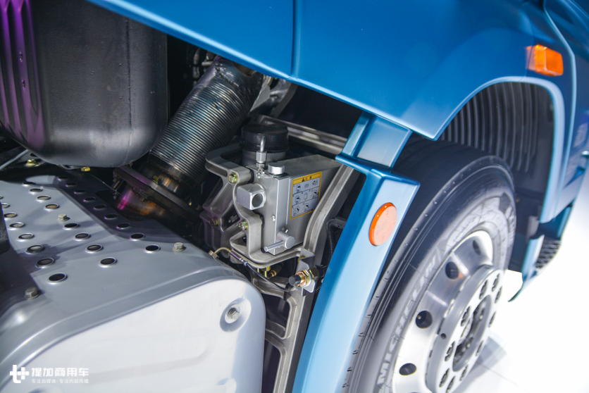 您能想到的配置它都有，原厂磨砂漆面最抢眼，高配版解放J7重卡实拍 - 第9张