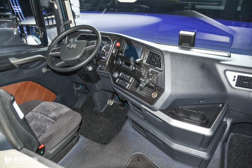 您能想到的配置它都有，原厂磨砂漆面最抢眼，高配版解放J7重卡实拍 - 第10张