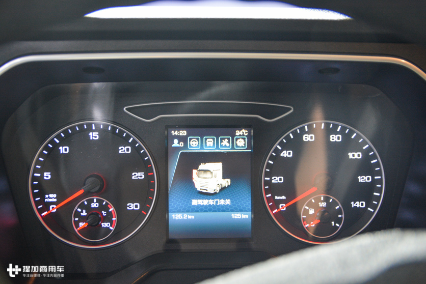 您能想到的配置它都有，原厂磨砂漆面最抢眼，高配版解放J7重卡实拍 - 第11张