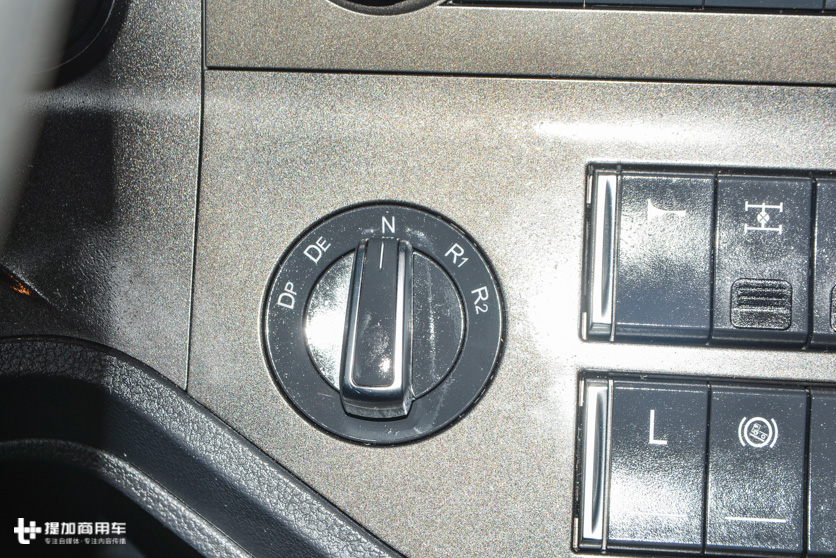 您能想到的配置它都有，原厂磨砂漆面最抢眼，高配版解放J7重卡实拍 - 第12张