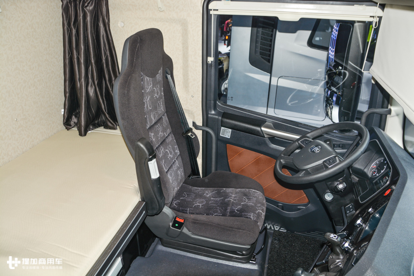 您能想到的配置它都有，原厂磨砂漆面最抢眼，高配版解放J7重卡实拍 - 第14张