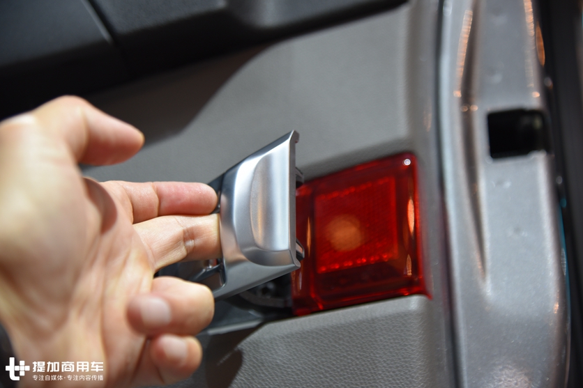 斯堪尼亚R500“低趴”牵引车实拍,省油还能多拉货,欧洲已流行起来 - 第18张 - 提加商用车网 斯堪尼亚R500“低趴”牵引车实拍,省油还能多拉货,欧洲已流行起来 - 第18张