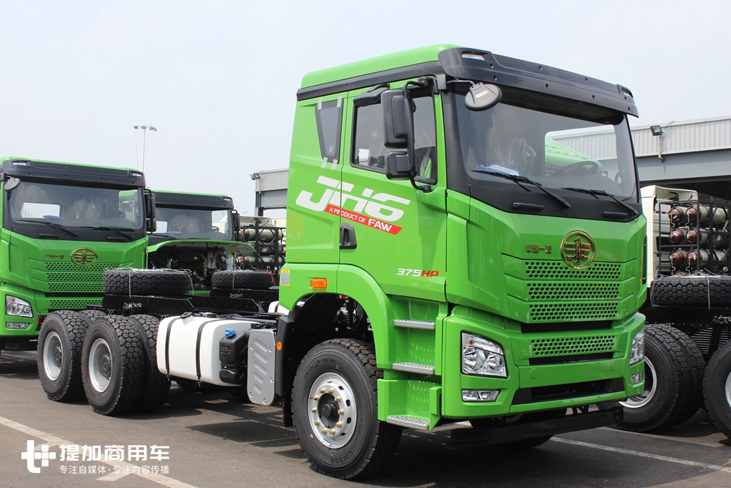 平顶驾驶室，配置不比牵引车差！解放JH6高端自卸车新品首曝光 - 第1张