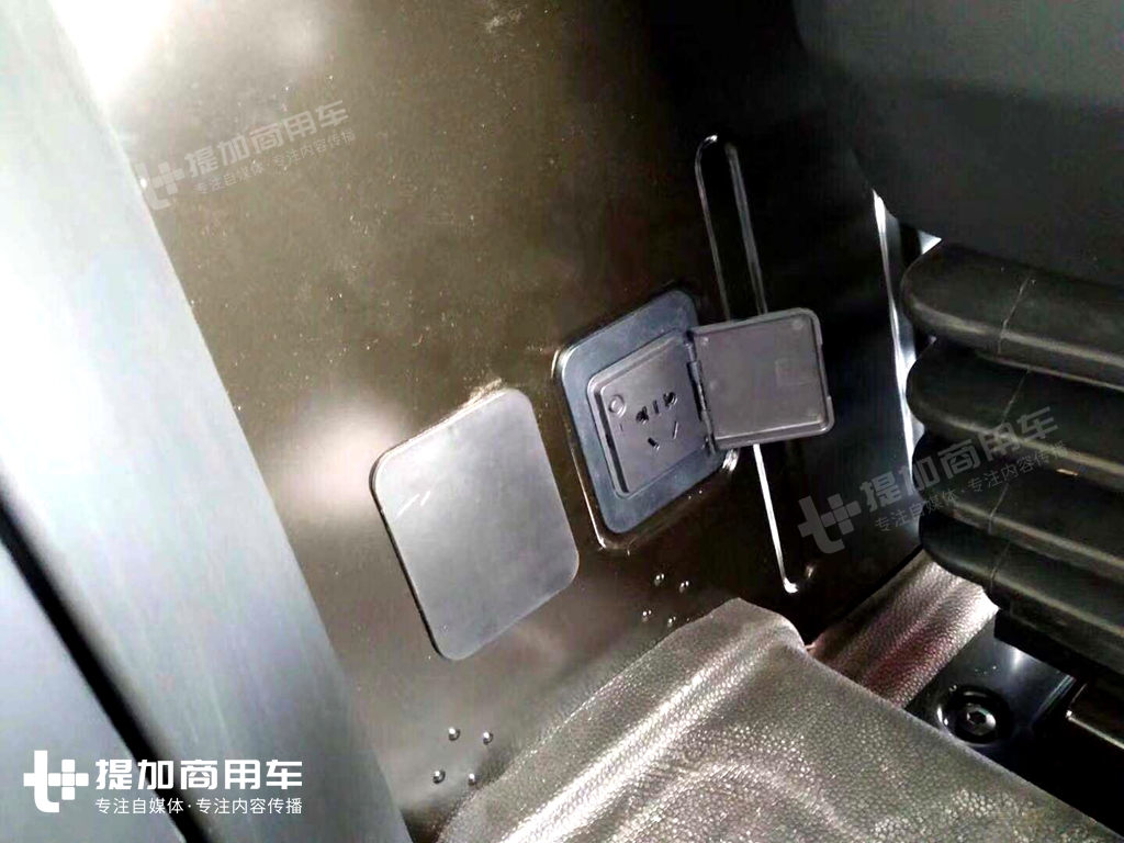 平地板、全液晶仪表最抢眼，即将上市的江铃威龙HV5实车内饰首曝光 - 第8张