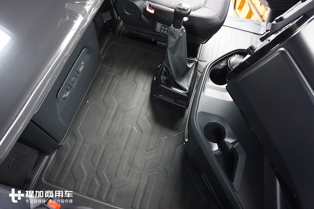 基于威龙HV5而来,平地板驾驶室,江铃威龙旗舰载货车曝光 - 第6张 - 提加商用车网 基于威龙HV5而来,平地板驾驶室,江铃威龙旗舰载货车曝光 - 第6张