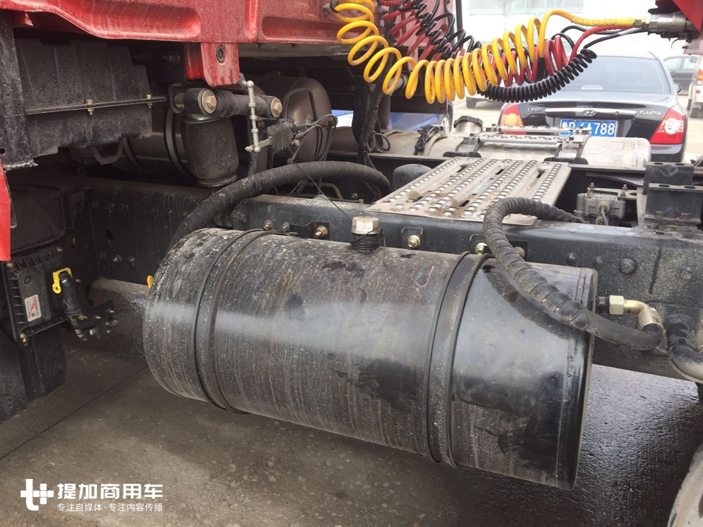长头卡车国内少见？这个货运领域很常见，拉砂石料的乘龙T5长头卡车实拍 - 第12张