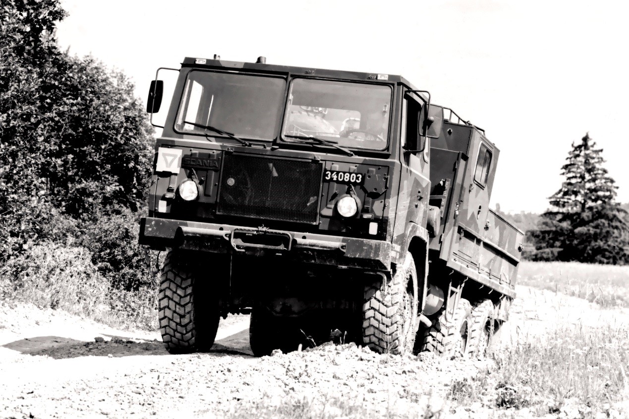 过半米垂直台阶，一米深坑如履平地？超强的斯堪尼亚1系军车科普 - 第5张