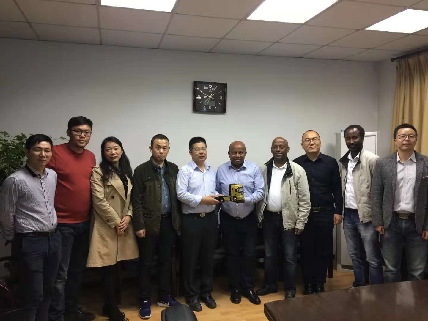 东风商用车交付首批东非用户37台东风天锦KR - 第2张
