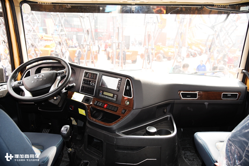 欧六车型交付海外用户,华菱星马于上海宝马展正式发布H9低地板牵引车 - 第4张 - 提加商用车网 欧六车型交付海外用户,华菱星马于上海宝马展正式发布H9低地板牵引车 - 第4张