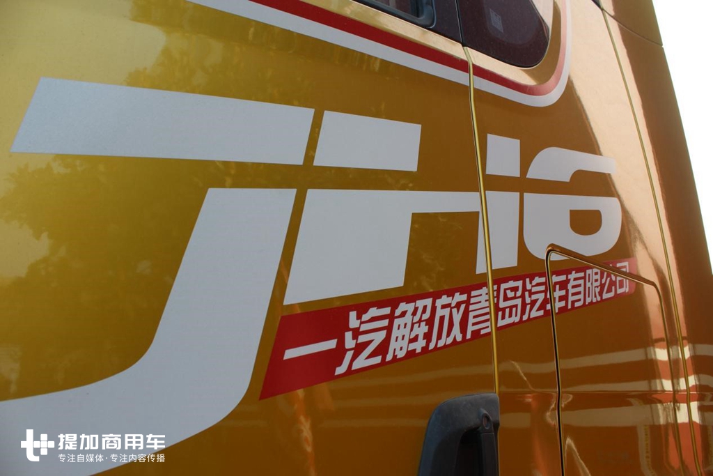 外观比J7还好看，配置也不输J7，带您见识青岛解放JH6纪念版车型 - 第4张