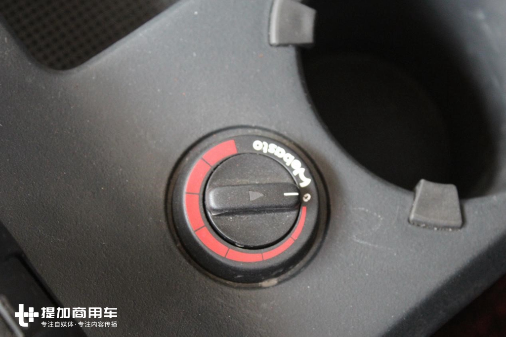 外观比J7还好看，配置也不输J7，带您见识青岛解放JH6纪念版车型 - 第25张