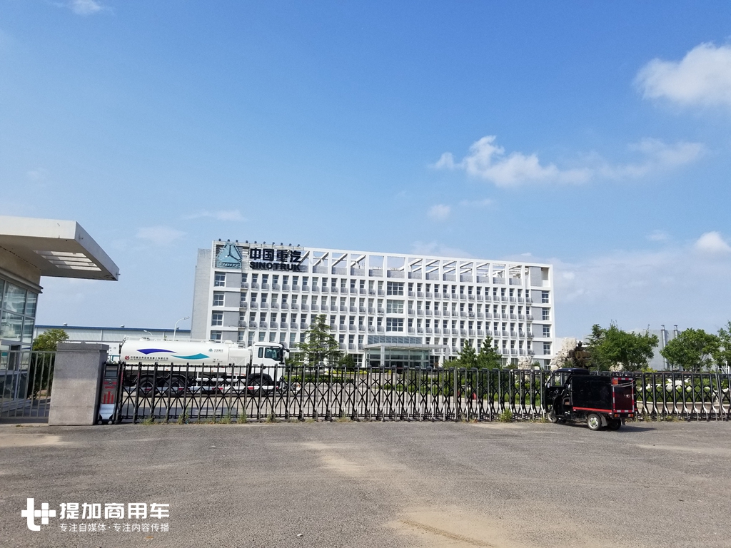 重汽在青岛的卡车改装厂探秘,一堆国产卡车的出口车型,让人眼花缭乱 - 第1张 - 提加商用车网 重汽在青岛的卡车改装厂探秘,一堆国产卡车的出口车型,让人眼花缭乱 - 第1张