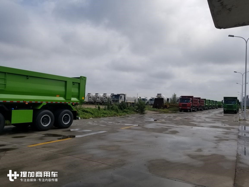 重汽在青岛的卡车改装厂探秘，一堆国产卡车的出口车型，让人眼花缭乱 - 第5张