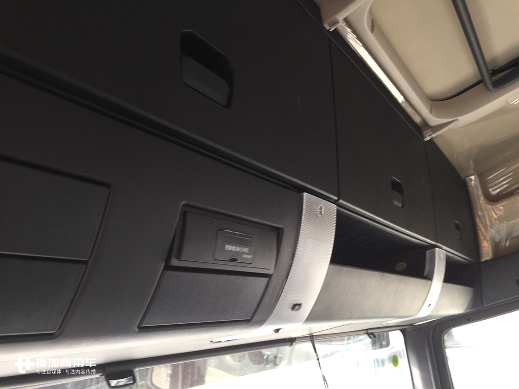 底盘低到可以“贴地飞行”,还可以挂两节车厢,这款汕德卡载货车牛X了! - 第8张 - 提加商用车网 底盘低到可以“贴地飞行”,还可以挂两节车厢,这款汕德卡载货车牛X了! - 第8张