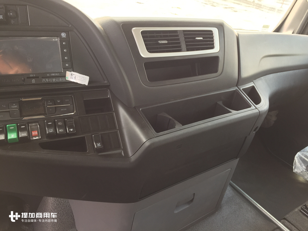 底盘低到可以“贴地飞行”,还可以挂两节车厢,这款汕德卡载货车牛X了! - 第9张 - 提加商用车网 底盘低到可以“贴地飞行”,还可以挂两节车厢,这款汕德卡载货车牛X了! - 第9张