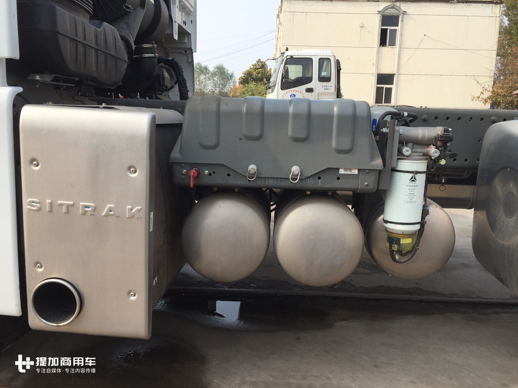 底盘低到可以“贴地飞行”,还可以挂两节车厢,这款汕德卡载货车牛X了! - 第17张 - 提加商用车网 底盘低到可以“贴地飞行”,还可以挂两节车厢,这款汕德卡载货车牛X了! - 第17张