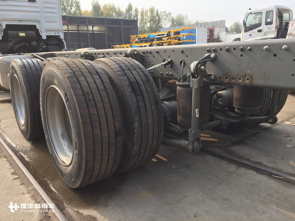 底盘低到可以“贴地飞行”,还可以挂两节车厢,这款汕德卡载货车牛X了! - 第22张 - 提加商用车网 底盘低到可以“贴地飞行”,还可以挂两节车厢,这款汕德卡载货车牛X了! - 第22张