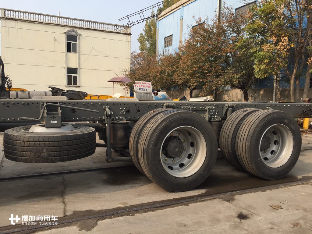 底盘低到可以“贴地飞行”,还可以挂两节车厢,这款汕德卡载货车牛X了! - 第2张 - 提加商用车网 底盘低到可以“贴地飞行”,还可以挂两节车厢,这款汕德卡载货车牛X了! - 第2张