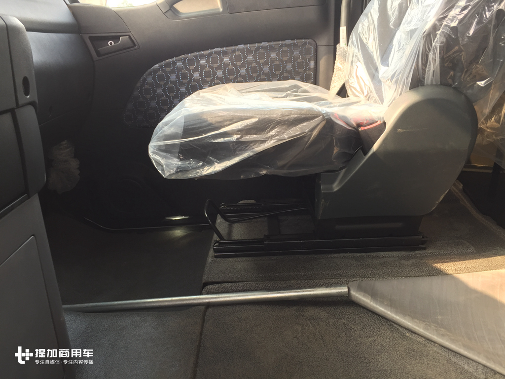 底盘低到可以“贴地飞行”,还可以挂两节车厢,这款汕德卡载货车牛X了! - 第10张 - 提加商用车网 底盘低到可以“贴地飞行”,还可以挂两节车厢,这款汕德卡载货车牛X了! - 第10张