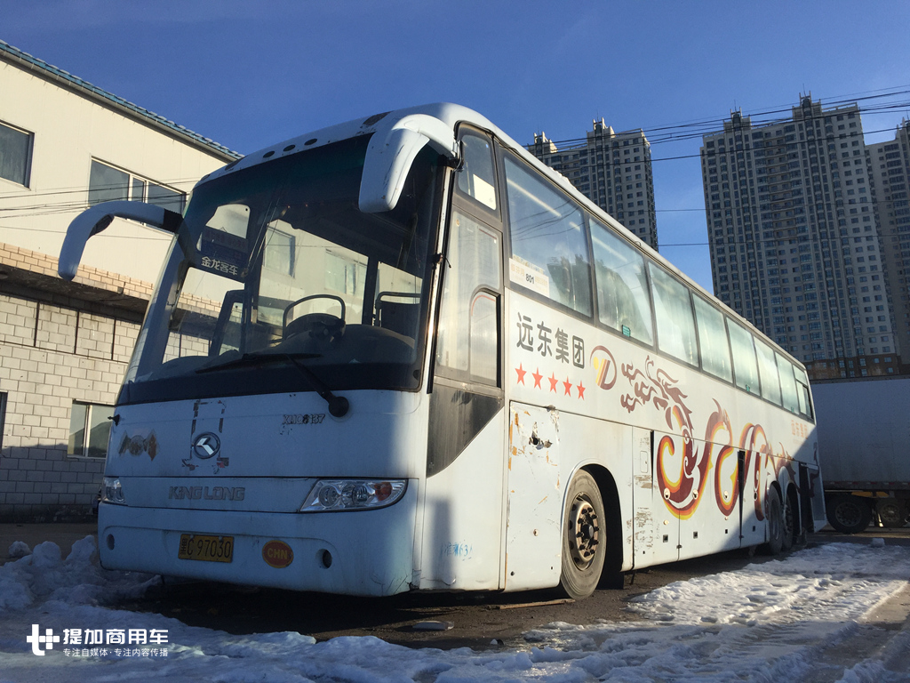 又是一个时代的经典客车，中俄线路退役的厦门金龙天剑3轴大巴实拍 - 第2张