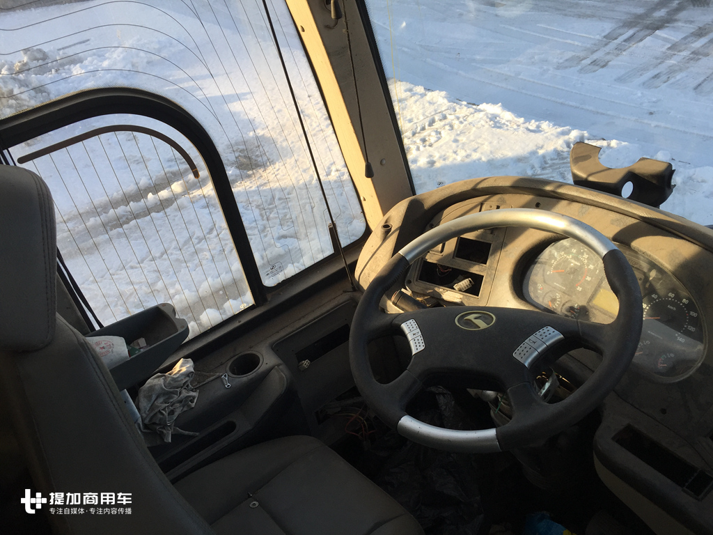 又是一个时代的经典客车，中俄线路退役的厦门金龙天剑3轴大巴实拍 - 第4张