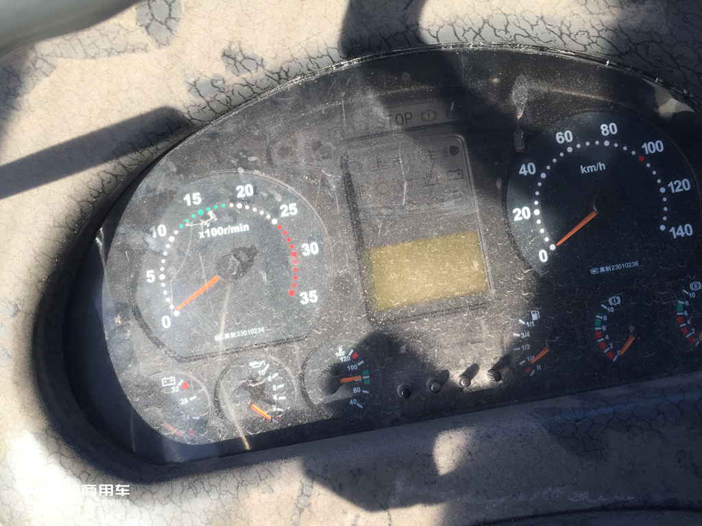 又是一个时代的经典客车，中俄线路退役的厦门金龙天剑3轴大巴实拍 - 第5张
