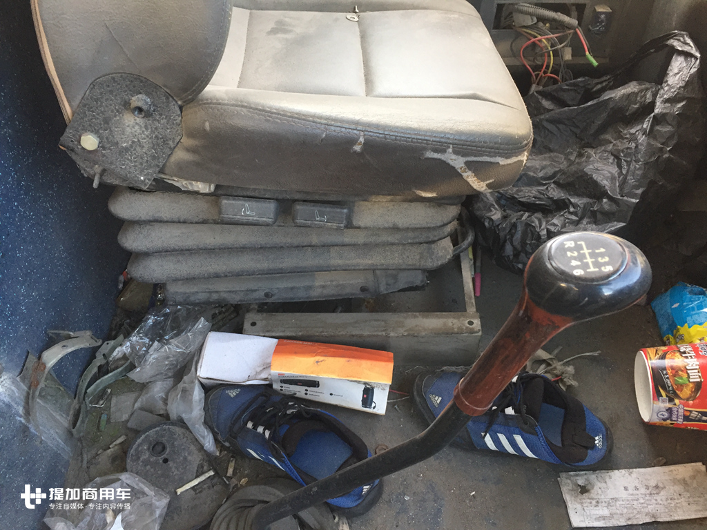 又是一个时代的经典客车，中俄线路退役的厦门金龙天剑3轴大巴实拍 - 第6张