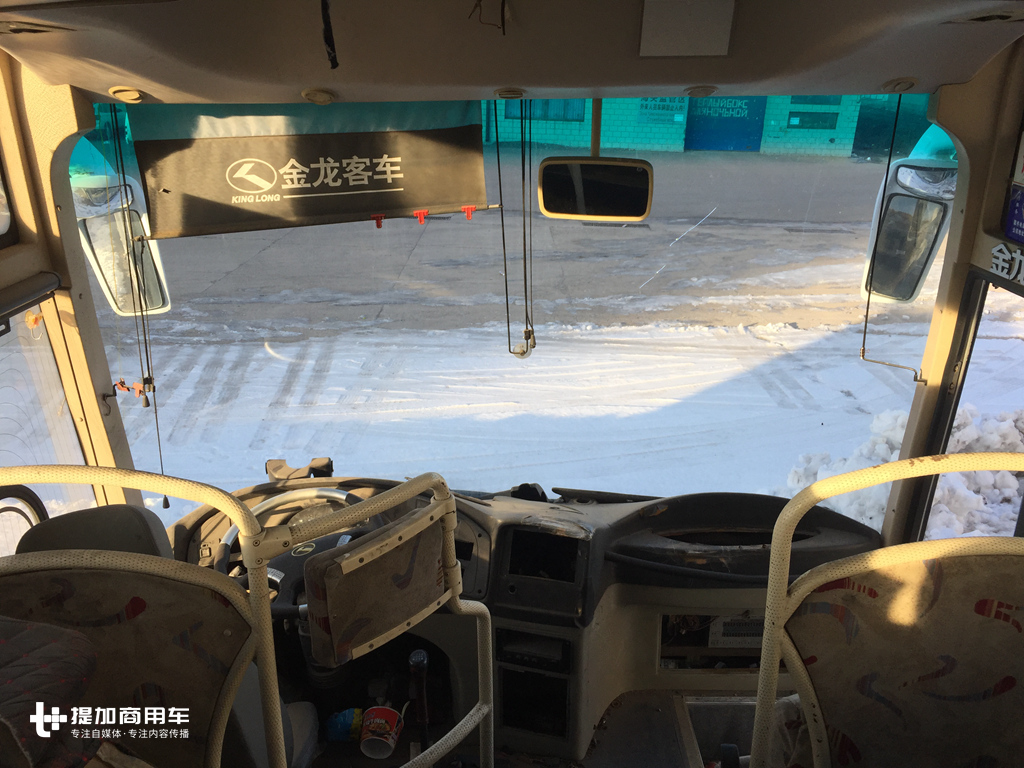又是一个时代的经典客车，中俄线路退役的厦门金龙天剑3轴大巴实拍 - 第8张
