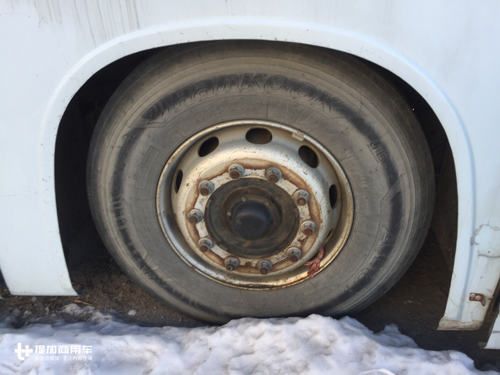 又是一个时代的经典客车，中俄线路退役的厦门金龙天剑3轴大巴实拍 - 第11张