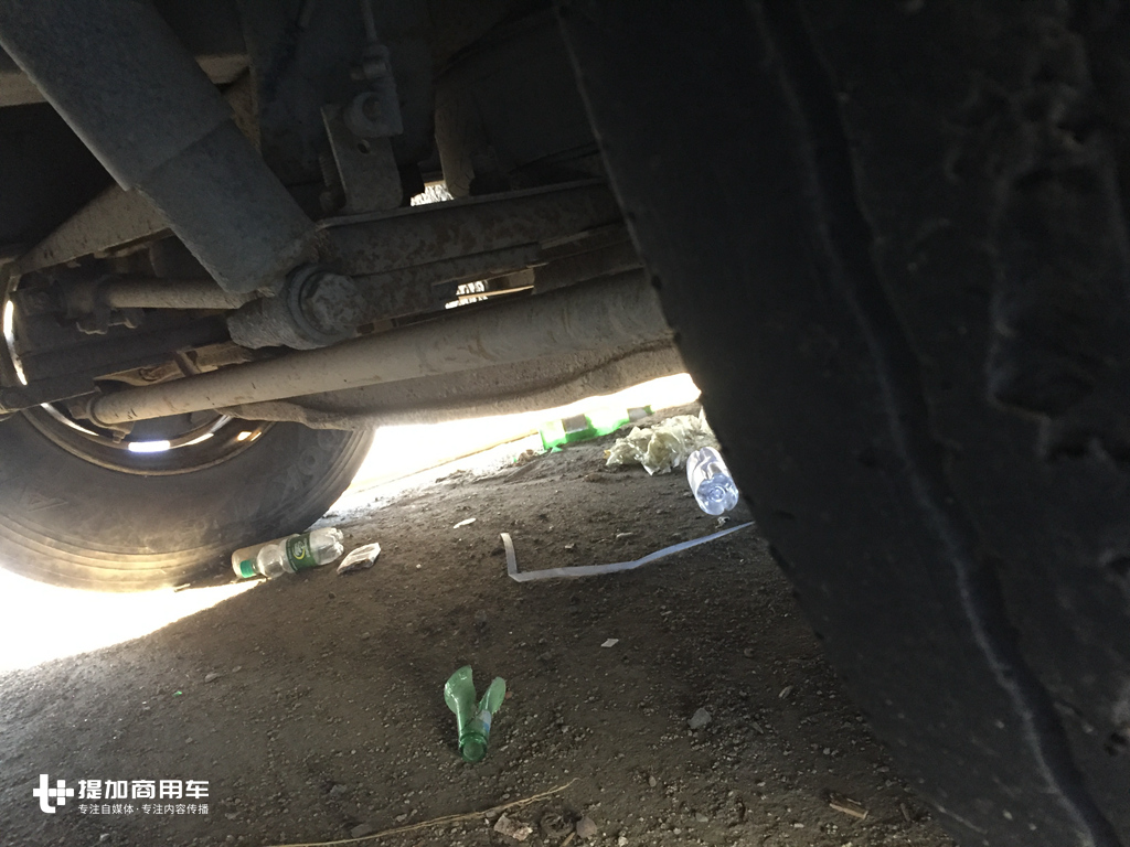 又是一个时代的经典客车，中俄线路退役的厦门金龙天剑3轴大巴实拍 - 第12张