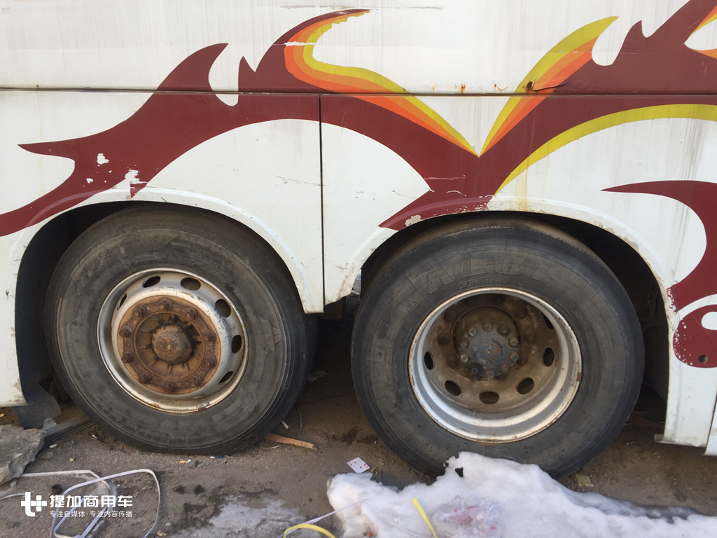 又是一个时代的经典客车，中俄线路退役的厦门金龙天剑3轴大巴实拍 - 第13张