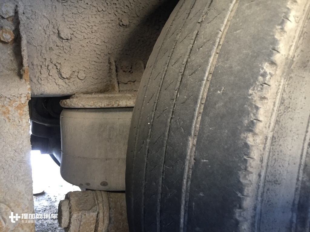又是一个时代的经典客车，中俄线路退役的厦门金龙天剑3轴大巴实拍 - 第14张