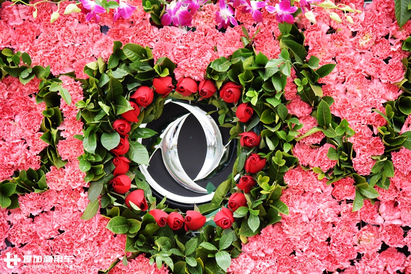 这位卡车销售小哥牛X了,婚礼惊动了东风,10辆新天龙给他当婚车 - 第1张 - 提加商用车网 这位卡车销售小哥牛X了,婚礼惊动了东风,10辆新天龙给他当婚车 - 第1张