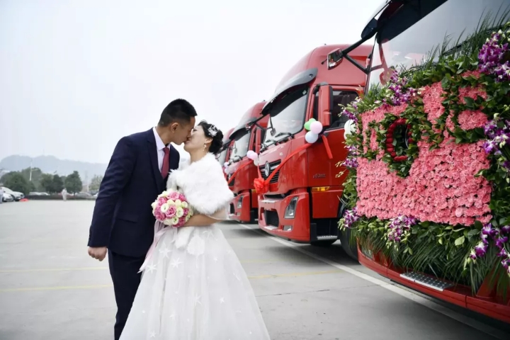 这位卡车销售小哥牛X了,婚礼惊动了东风,10辆新天龙给他当婚车 - 第4张 - 提加商用车网 这位卡车销售小哥牛X了,婚礼惊动了东风,10辆新天龙给他当婚车 - 第4张