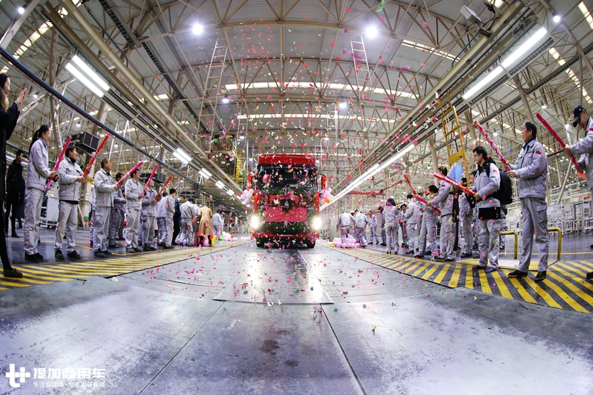这位卡车销售小哥牛X了,婚礼惊动了东风,10辆新天龙给他当婚车 - 第10张 - 提加商用车网 这位卡车销售小哥牛X了,婚礼惊动了东风,10辆新天龙给他当婚车 - 第10张