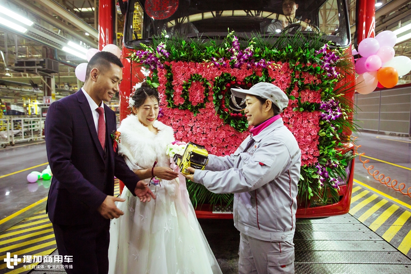 这位卡车销售小哥牛X了,婚礼惊动了东风,10辆新天龙给他当婚车 - 第11张 - 提加商用车网 这位卡车销售小哥牛X了,婚礼惊动了东风,10辆新天龙给他当婚车 - 第11张