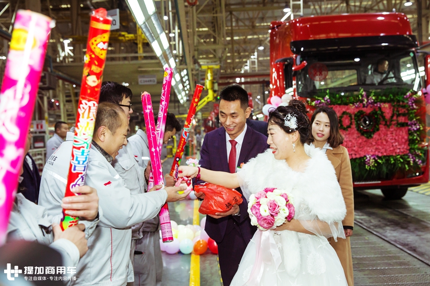 这位卡车销售小哥牛X了,婚礼惊动了东风,10辆新天龙给他当婚车 - 第12张 - 提加商用车网 这位卡车销售小哥牛X了,婚礼惊动了东风,10辆新天龙给他当婚车 - 第12张