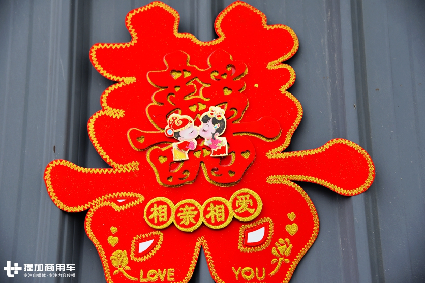 这位卡车销售小哥牛X了，婚礼惊动了东风，10辆新天龙给他当婚车