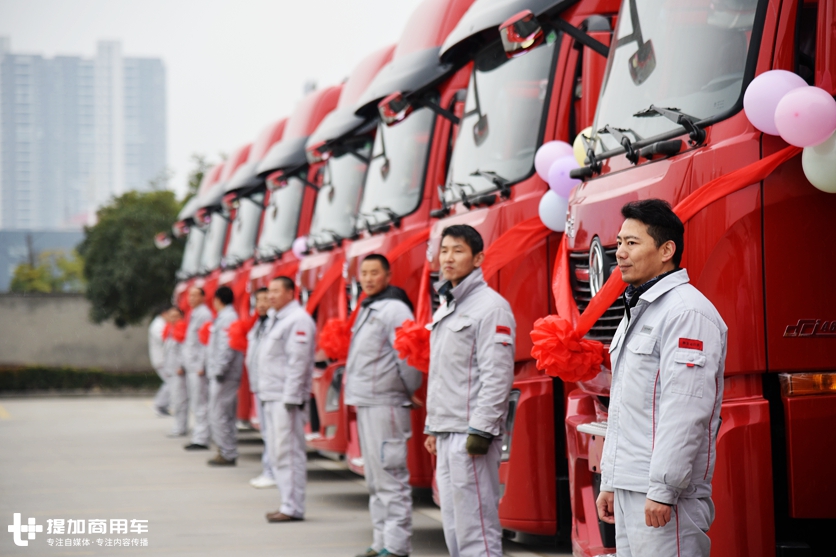 这位卡车销售小哥牛X了,婚礼惊动了东风,10辆新天龙给他当婚车 - 第2张 - 提加商用车网 这位卡车销售小哥牛X了,婚礼惊动了东风,10辆新天龙给他当婚车 - 第2张