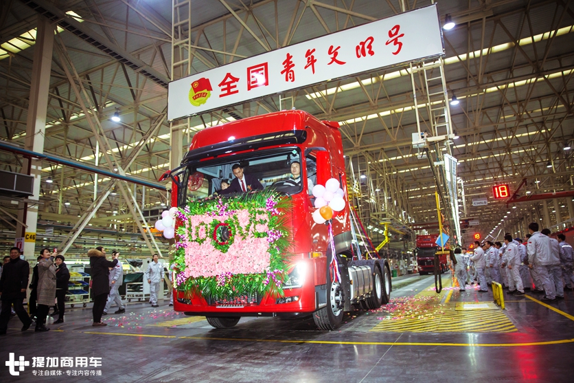 这位卡车销售小哥牛X了,婚礼惊动了东风,10辆新天龙给他当婚车 - 第9张 - 提加商用车网 这位卡车销售小哥牛X了,婚礼惊动了东风,10辆新天龙给他当婚车 - 第9张