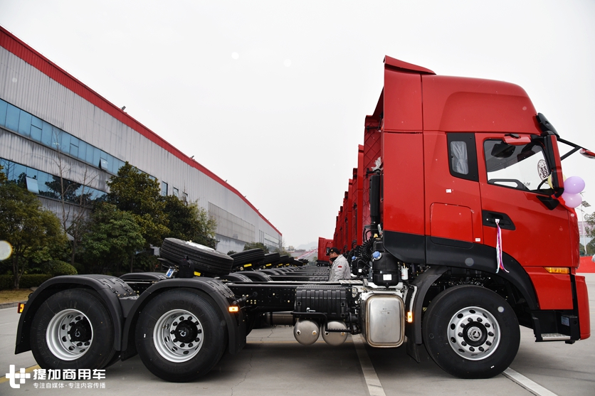 畅销10年后终于迎来大改款，先带您看下沃尔沃技术升级下的新天龙到底如何 - 第3张