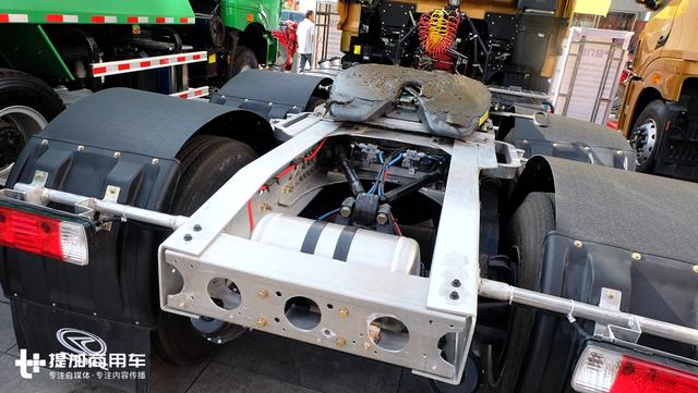 采用铝合金车架的重卡见过吗?可能是最轻的国产6X4牵引车诞生 - 第3张 - 提加商用车网 采用铝合金车架的重卡见过吗?可能是最轻的国产6X4牵引车诞生 - 第3张