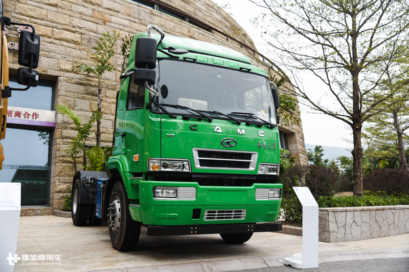 老款车型换新内饰,低地板LNG牵引车抢眼,2019年华菱商务大会车型抢先看 - 第2张 - 提加商用车网 老款车型换新内饰,低地板LNG牵引车抢眼,2019年华菱商务大会车型抢先看 - 第2张