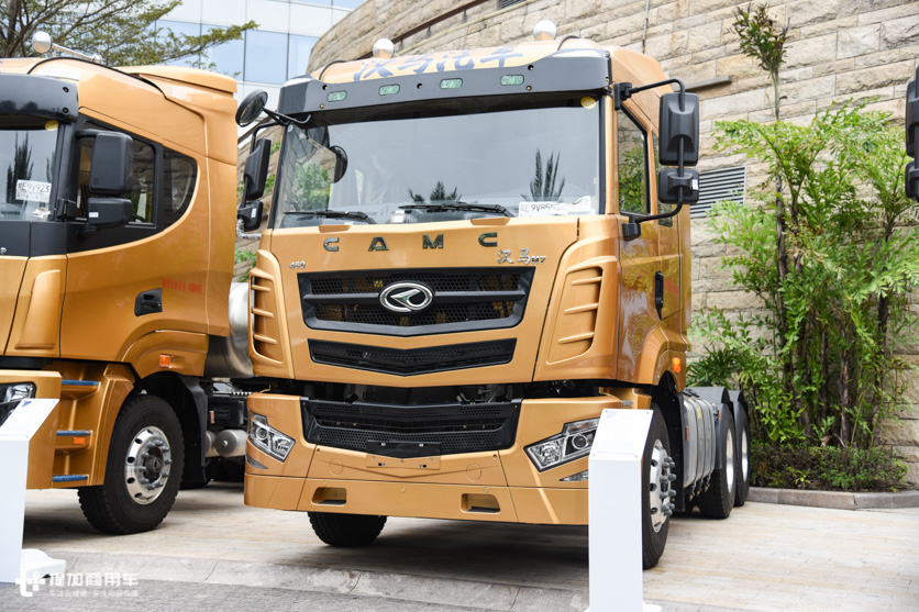 老款车型换新内饰,低地板LNG牵引车抢眼,2019年华菱商务大会车型抢先看 - 第4张 - 提加商用车网 老款车型换新内饰,低地板LNG牵引车抢眼,2019年华菱商务大会车型抢先看 - 第4张