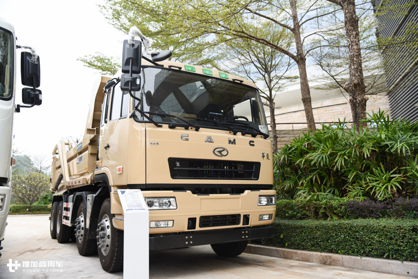 老款车型换新内饰,低地板LNG牵引车抢眼,2019年华菱商务大会车型抢先看 - 第10张 - 提加商用车网 老款车型换新内饰,低地板LNG牵引车抢眼,2019年华菱商务大会车型抢先看 - 第10张