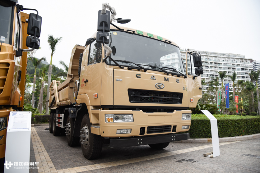 老款车型换新内饰,低地板LNG牵引车抢眼,2019年华菱商务大会车型抢先看 - 第11张 - 提加商用车网 老款车型换新内饰,低地板LNG牵引车抢眼,2019年华菱商务大会车型抢先看 - 第11张