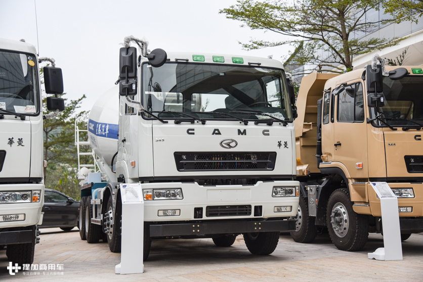 用了15年的内饰终于改款,加入车载冰箱可选,带您看华菱重卡新内饰搅拌车 - 第2张 - 提加商用车网 用了15年的内饰终于改款,加入车载冰箱可选,带您看华菱重卡新内饰搅拌车 - 第2张