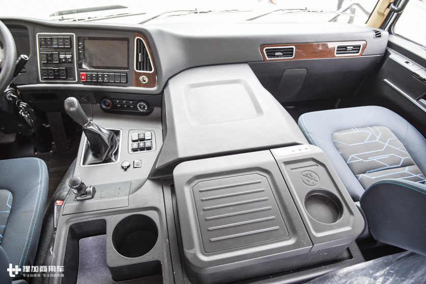 用了15年的内饰终于改款,加入车载冰箱可选,带您看华菱重卡新内饰搅拌车 - 第7张 - 提加商用车网 用了15年的内饰终于改款,加入车载冰箱可选,带您看华菱重卡新内饰搅拌车 - 第7张
